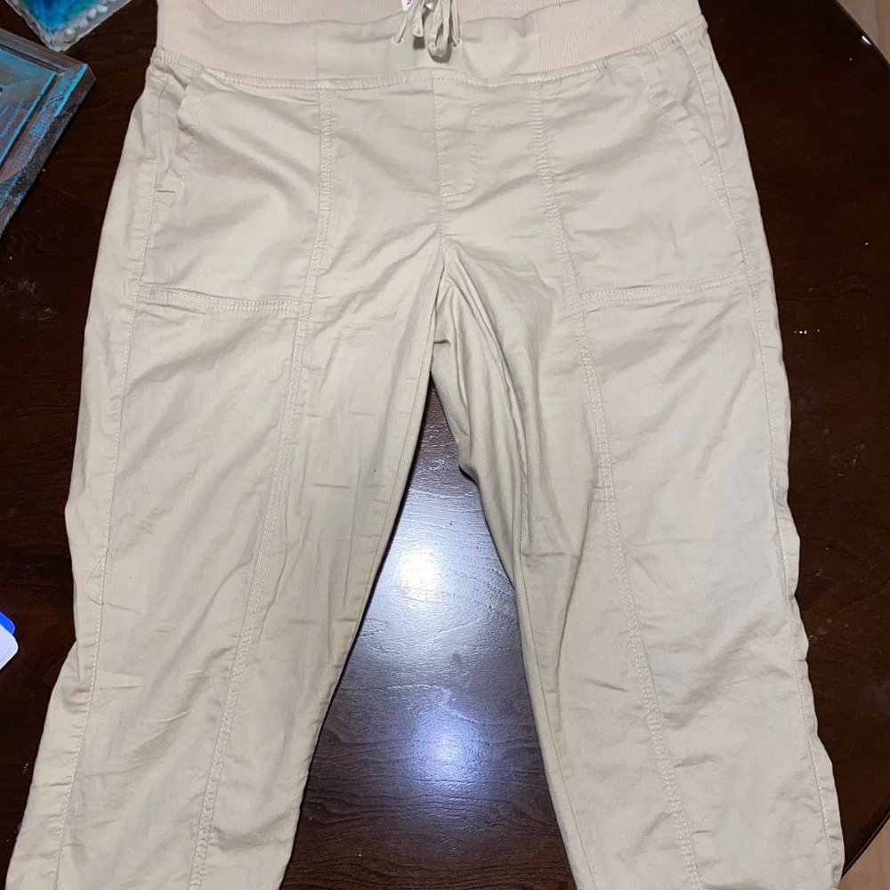 Medium SO tan capri pants